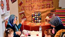 Bornova’da minik eller tezgâh başında