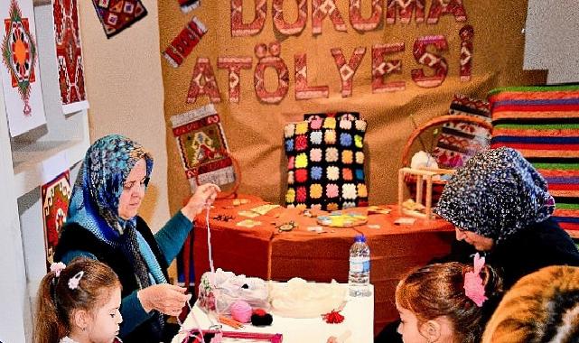 Bornova’da minik eller tezgâh başında