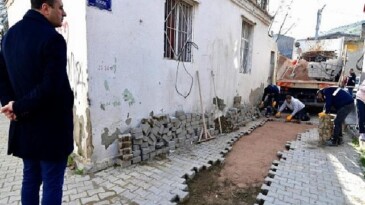 Bornova’da yol seferberliği sürüyor