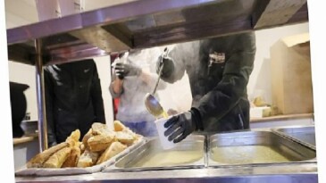 Buca Belediyesi’nden sıcak çorba ikramı