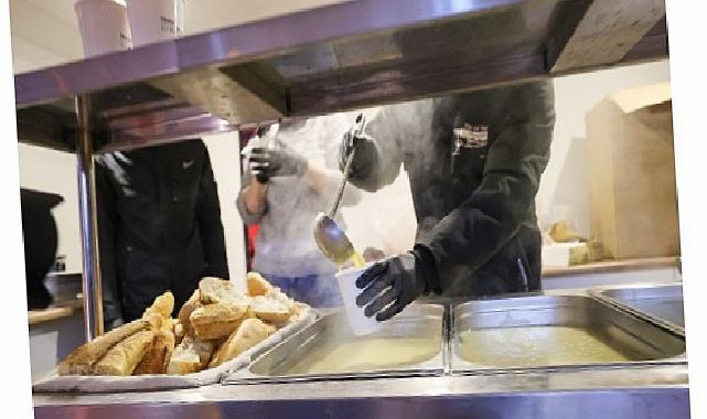 Buca Belediyesi’nden sıcak çorba ikramı