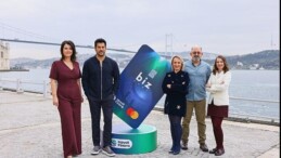 Burak Özçivit, Prof. Dr. Sinan Canan ve Açelya Akkoyun, Hayat Finans’ın ‘yeni jenerasyon aile kartı’ için birebir sahnedeydi