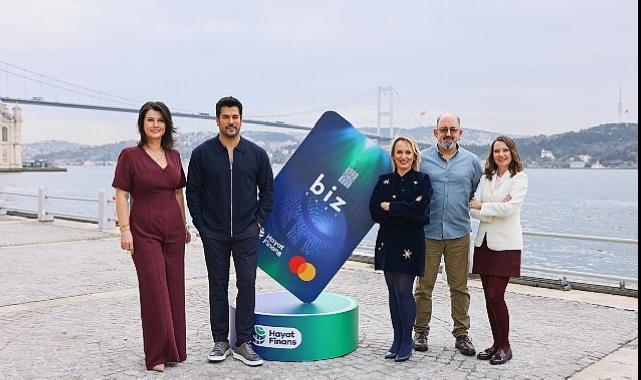 Burak Özçivit, Prof. Dr. Sinan Canan ve Açelya Akkoyun, Hayat Finans’ın ‘yeni jenerasyon aile kartı’ için birebir sahnedeydi