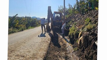 Büyükşehir Alanya’nın kırsal yollarında çalışıyor