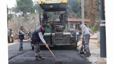 Büyükşehir Belediyesi’nden Finike’ye asfalt takviyesi