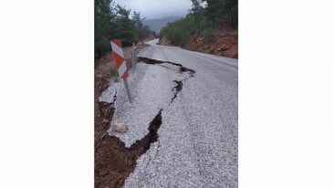 Büyükşehir gruplarından Alacami Yolu’nda heyelan çalışması