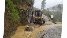 Büyükşehir takımları yağış sonrası bozulan yolları onarıyor