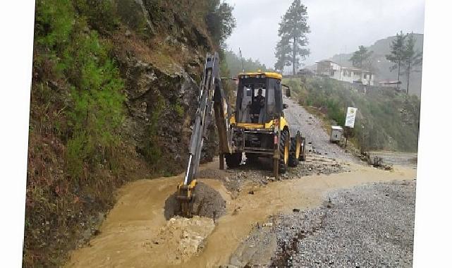 Büyükşehir takımları yağış sonrası bozulan yolları onarıyor