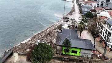 Büyükşehir’den Ulaşlı kıyısına dalga kırıcı set