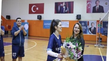 Çeşme Belediyesi Üniteler Ortası Voleybol Turnuvası coşkuyla tamamlandı