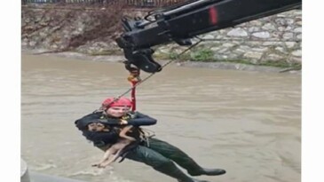 Dereye düşen köpek itfaiye grupları tarafından kurtarıldı