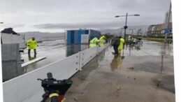 Fırtına duvarı Kordon’da taşkını önledi