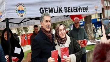 Gemlik Belediyesi’nden Türk Bayrağı Dağıtımı