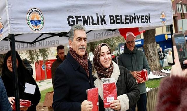Gemlik Belediyesi’nden Türk Bayrağı Dağıtımı