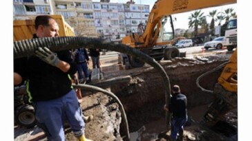 İnönü Caddesi’ndeki ana boru arızasına İZSU’dan süratli müdahale