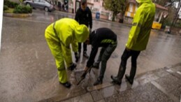 İzmir Büyükşehir Belediyesi grupları sağanak yağış ve fırtına nedeniyle seferber oldu