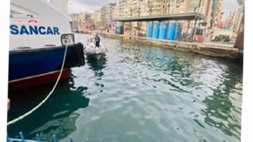 İzmir İtfaiyesi, iskele altında sıkışan kediyi kurtardı