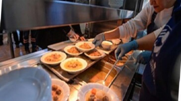 İzmir’de bir tabak yemekle hayatlar ısınıyor