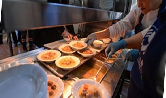 İzmir’de bir tabak yemekle hayatlar ısınıyor