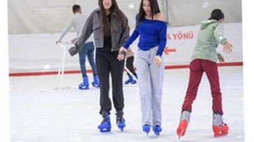 İzmir’de kışın keyfi buzda yaşanıyor