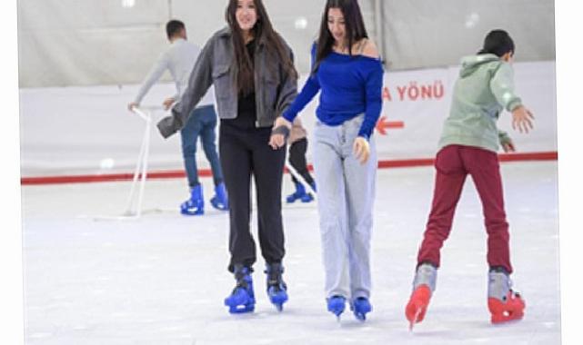 İzmir’de kışın keyfi buzda yaşanıyor