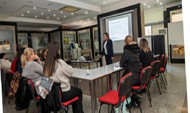 İzmirli yurttaşlar, rahim ağzı kanserine karşı bilinçleniyor