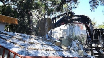Kemer’de kaçak yapıların yıkımı sürüyor
