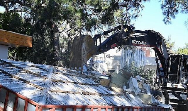 Kemer’de kaçak yapıların yıkımı sürüyor