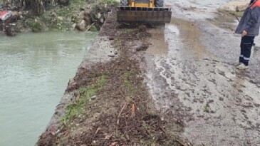 Kemer’de köprüleri tıkayan tomruklar temizlendi