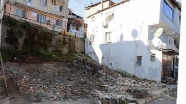 Konak’ta metruk bina yıkımları sürüyor