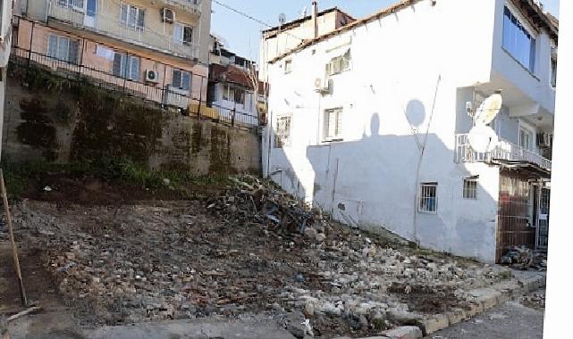 Konak’ta metruk bina yıkımları sürüyor