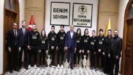 Konya Büyükşehir’in Başarılı Judocuları 2025’te Kazandıkları Kupaları Lider Altay’a Takdim Etti