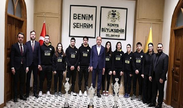 Konya Büyükşehir’in Başarılı Judocuları 2025’te Kazandıkları Kupaları Lider Altay’a Takdim Etti