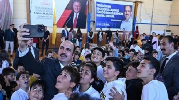 Lider Altay Karne Alan Öğrencileri Tebrik Etti