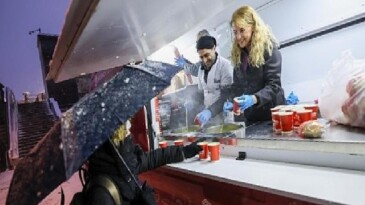 Lider Ovalıoğlu’ndan Karda Sıcak Çorba İkramı