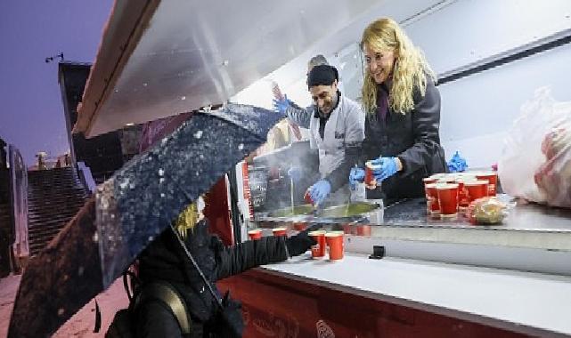 Lider Ovalıoğlu’ndan Karda Sıcak Çorba İkramı