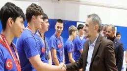 Lider Vekili Akın’dan genç atletlere tam takviye