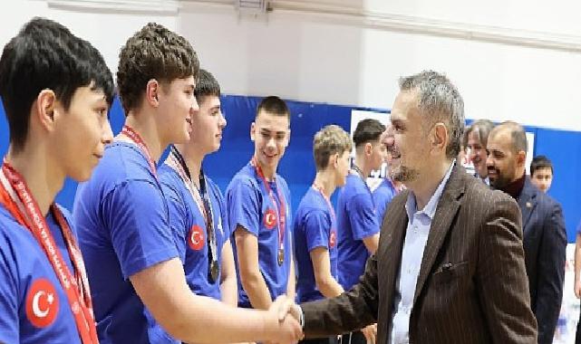 Lider Vekili Akın’dan genç atletlere tam takviye