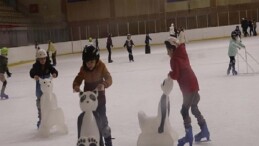 Maltepeli çocuklar tatilin keyfini buz pistinde çıkardı