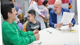 Menemen’de özel çocukların karne sevinci yürekleri ısıttı