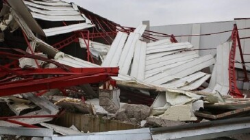 Nilüfer’de iki kaçak iş yeri yıkıldı