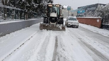 Nilüfer’de kar yağışına karşı kesintisiz mesai