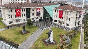 Osmangazi Belediyesi Binalarını Türk Bayraklarıyla Donattı