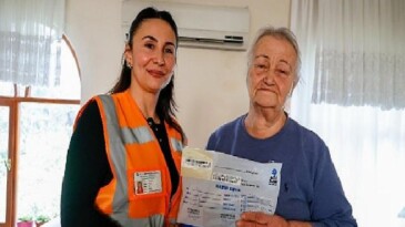 Otobüste unutulan cüzdan Büyükşehir takımlarınca sahibine teslim edildi