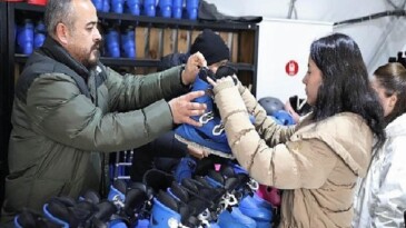 Sömestir Cümbüşünün Adresi Ahmet Çalık Buz Pateni Pisti Oldu