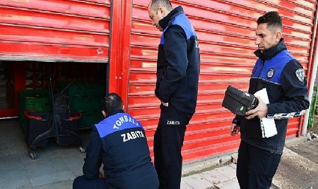 Torbalı Zabıtası’ndan halk sıhhatini tehdit eden marketlere mühür
