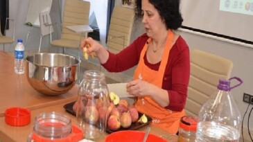 Üretici Pazarında çocuklara tohum, ailelerine sirke üretim atölyesi