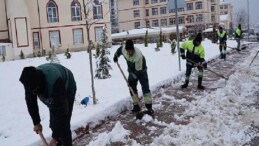 Yaya Güvenliği İçin Kar Küreme ve Tuzlama Seferberliği Devam Ediyor