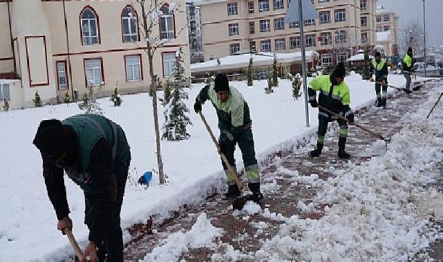Yaya Güvenliği İçin Kar Küreme ve Tuzlama Seferberliği Devam Ediyor
