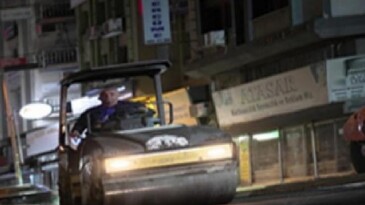 Alsancak’ta altyapısı tamamlanan sokaklar asfaltlanıyor